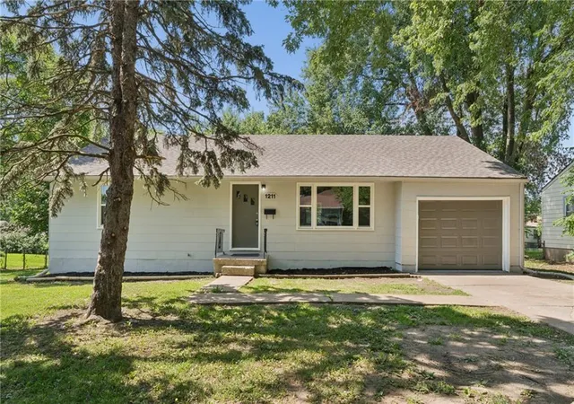 1st image of 1211 Ne 67Th Pl, Gladstone, MO 64118 | MLS# 2632169