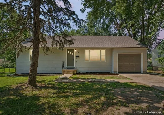 2nd image of 1211 Ne 67th Pl, Gladstone, MO 64118 | MLS# 2632169