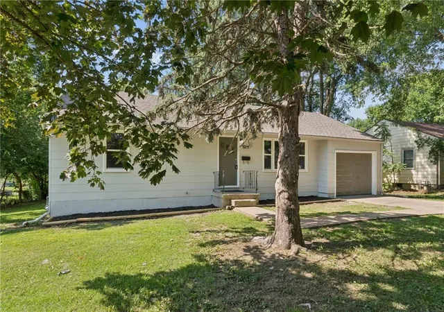 3rd image of 1211 Ne 67Th Pl, Gladstone, MO 64118 | MLS# 2632169