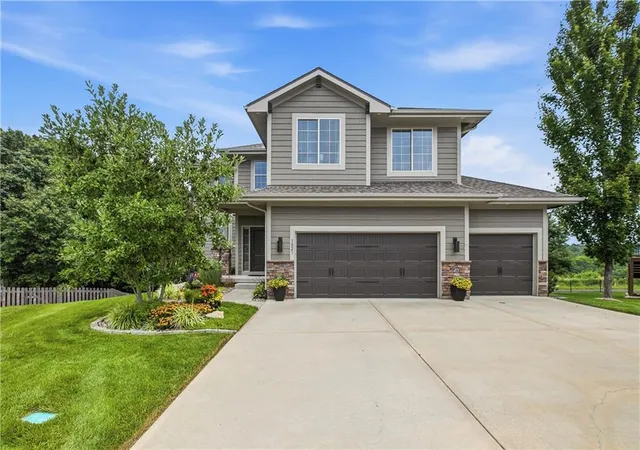 Photo 1 of Single family home for sale at 1021 Se Scarlet Ct, Blue Springs, MO 64014 | MLS# 2632187 | Listing updated on 2026-10-01