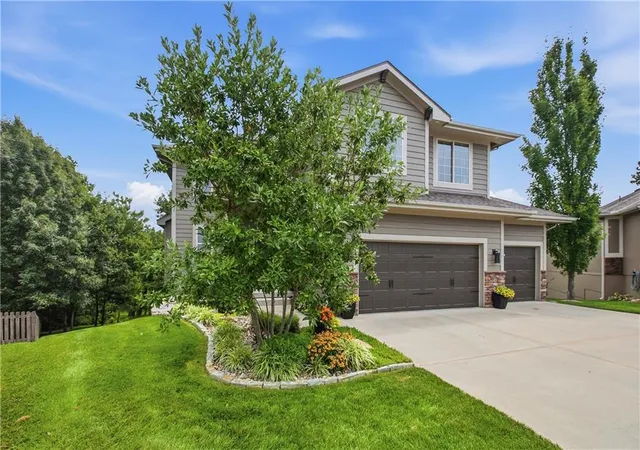 Photo 2 of Single family home for sale at 1021 Se Scarlet Ct, Blue Springs, MO 64014 | MLS# 2632187 | Listing updated on 2026-10-01