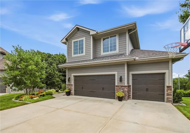 Photo 3 of Single family home for sale at 1021 Se Scarlet Ct, Blue Springs, MO 64014 | MLS# 2632187 | Listing updated on 2026-10-01