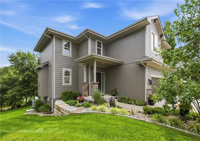 Photo 3 of Single family home for sale at 1021 SE Scarlet Ct, Blue Springs, MO 64014 | MLS# 2632187 | Listing updated on 2026-10-01