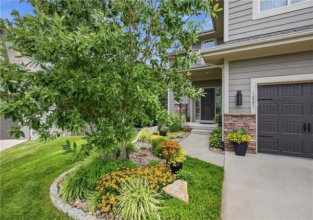 Photo 4 of Single family home for sale at 1021 SE Scarlet Ct, Blue Springs, MO 64014 | MLS# 2632187 | Listing updated on 2026-10-01