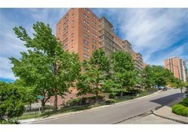 1st image of 310 W 49 St #101, Kansas City, MO 64112 | MLS# 2632209
