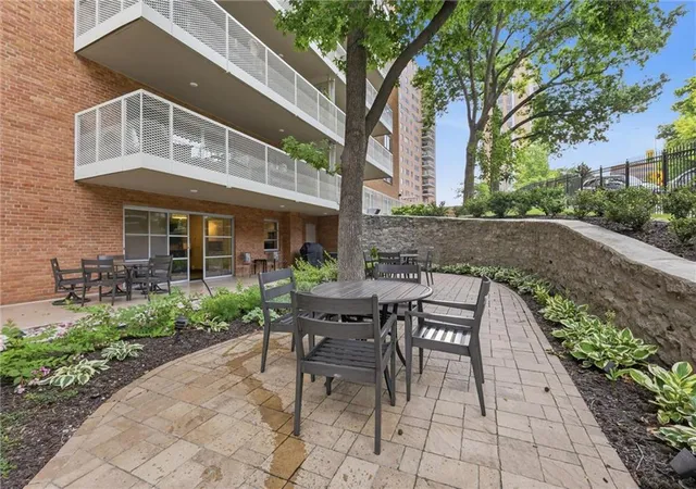 2nd image of 310 W 49Th St, Kansas City, MO 64112
