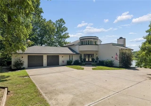 1st image of 15404 Lake Point Dr, Bonner Springs, KS 66012 | MLS# 2632224