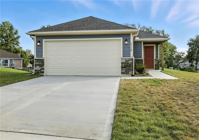 1st image of 416 Valley View Dr, Tonganoxie, KS 66086 | MLS# 2632231