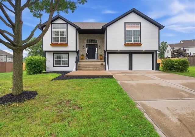 1st image of 4000 Cades Cvs, Leavenworth, KS 66048 | MLS# 2632233