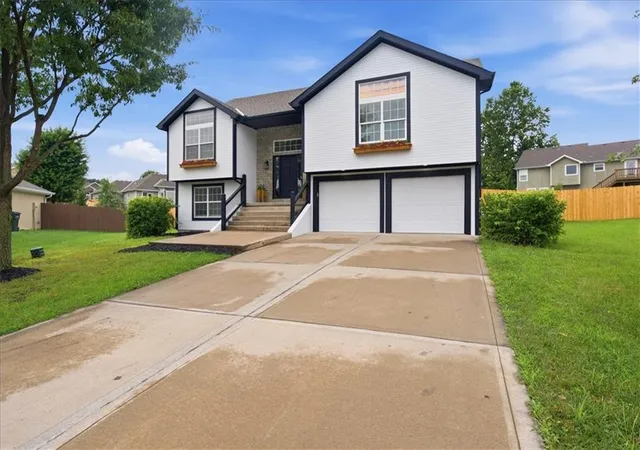 Photo 3 of Sale Pending at 4000 Cades Cvs, Leavenworth, KS 66048 | MLS# 2632233 | Listing updated on 2026-09-20