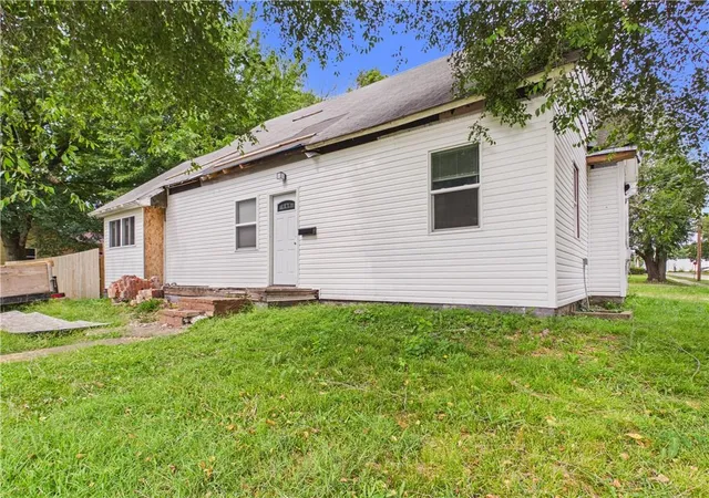 3rd image of 219 N 3Rd St, Clinton, MO 64735 | MLS# 2632269