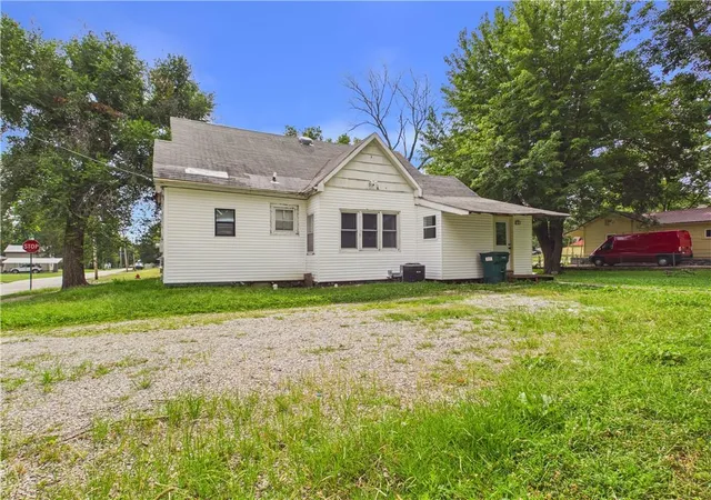 5th image of 219 N 3Rd St, Clinton, MO 64735 | MLS# 2632269