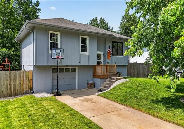 1st image of 1802 Parkwood Dr, Harrisonville, MO 64701 | MLS# 2632307