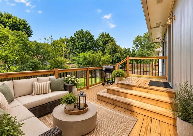 Single family home for sale at 1802 Parkwood Dr, Harrisonville, MO 64701 | MLS# 2632307