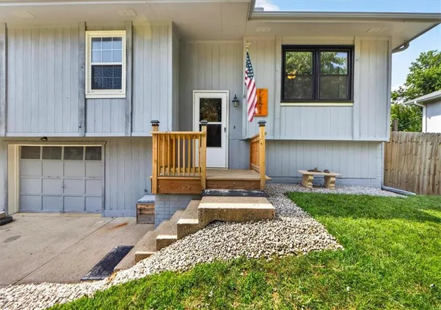 2nd image of 1802 Parkwood Dr, Harrisonville, MO 64701 | MLS# 2632307
