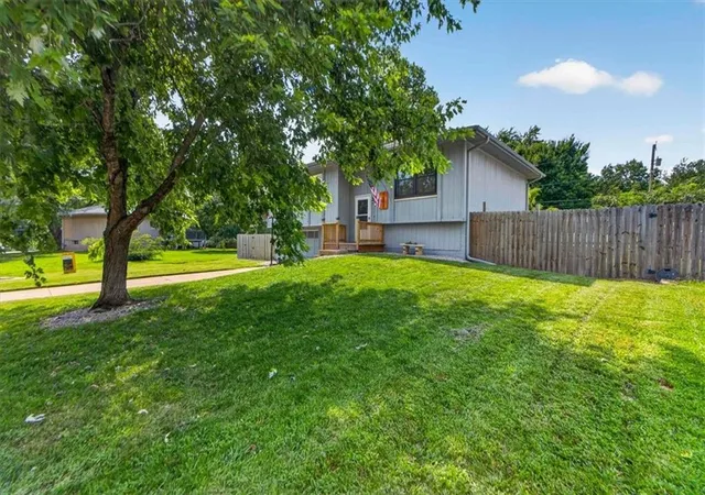 Photo 3 of Single family home for sale at 1802 Parkwood Dr, Harrisonville, MO 64701 | MLS# 2632307 | Listing updated on 2026-09-13