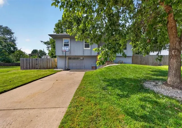 Photo 3 of Single family home for sale at 1802 Parkwood Dr, Harrisonville, MO 64701 | MLS# 2632307 | Listing updated on 2026-10-01