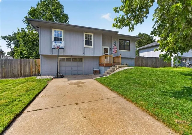 Photo 4 of Single family home for sale at 1802 Parkwood Dr, Harrisonville, MO 64701 | MLS# 2632307 | Listing updated on 2026-10-01