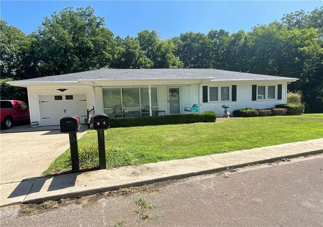 Photo 1 of Sale Pending at 31 Country Clb Ter, Lexington, MO 64067 | MLS# 2632310 | Listing updated on 2026-09-03