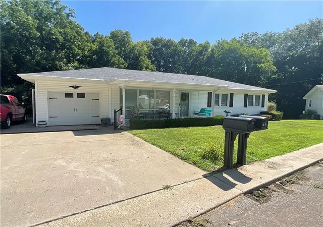 Photo 2 of Sale Pending at 31 Country Clb Ter, Lexington, MO 64067 | MLS# 2632310 | Listing updated on 2026-09-03