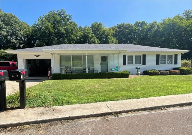 Photo 3 of Sale Pending at 31 Country Clb Ter, Lexington, MO 64067 | MLS# 2632310 | Listing updated on 2026-09-03