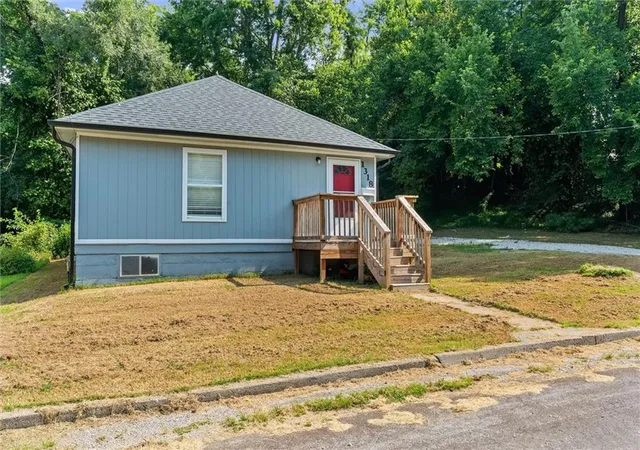 Photo 1 of Sale Pending at 1318 Clinton St, Lexington, MO 64067 | MLS# 2632319 | Listing updated on 2026-08-25