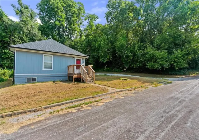 Photo 2 of Sale Pending at 1318 Clinton St, Lexington, MO 64067 | MLS# 2632319 | Listing updated on 2026-08-25