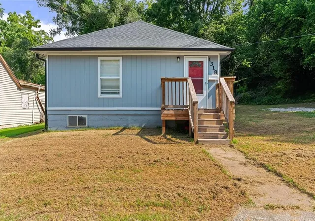 Photo 3 of Sale Pending at 1318 Clinton St, Lexington, MO 64067 | MLS# 2632319 | Listing updated on 2026-08-25