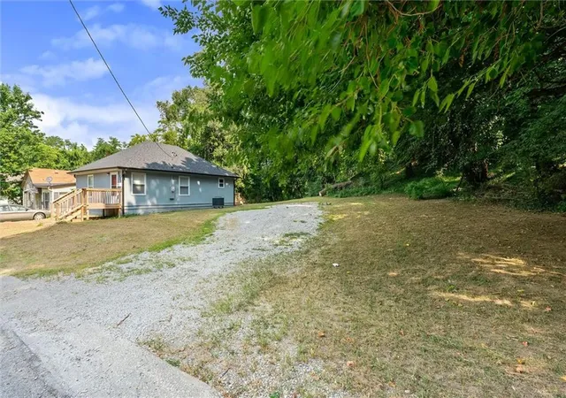 Photo 5 of Sale Pending at 1318 Clinton St, Lexington, MO 64067 | MLS# 2632319 | Listing updated on 2026-08-25