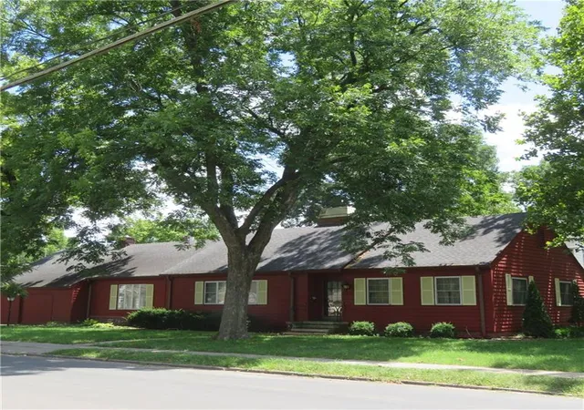 1st image of 401 E Broadway St, Iola, KS 66749 | MLS# 2632328