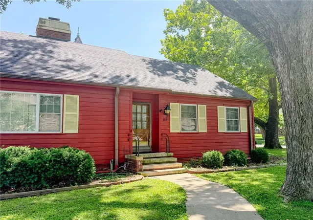 2nd image of 401 E Broadway St, Iola, KS 66749 | MLS# 2632328