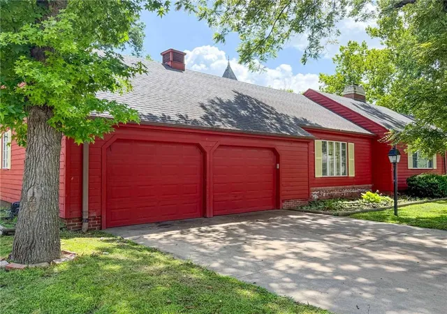 Photo 3 of Single family home for sale at 401 E Broadway St, Iola, KS 66749 | MLS# 2632328 | Listing updated on 2026-09-29