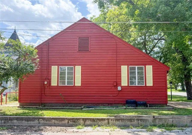 Photo 3 of Single family home for sale at 401 E Broadway St, Iola, KS 66749 | MLS# 2632328 | Listing updated on 2026-09-29