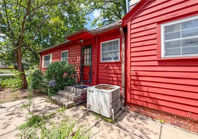 Photo 4 of Single family home for sale at 401 E Broadway St, Iola, KS 66749 | MLS# 2632328 | Listing updated on 2026-09-29