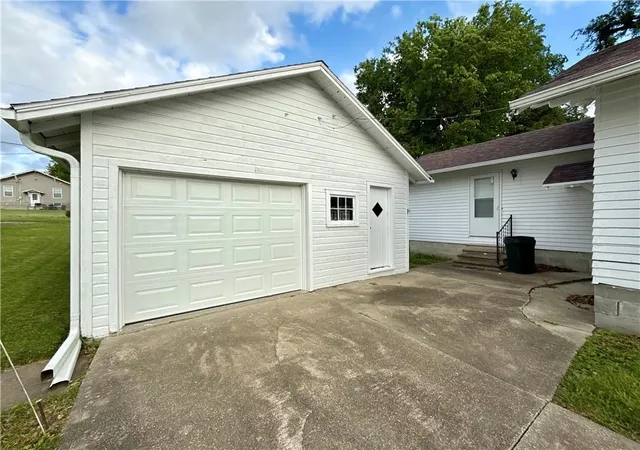 2nd image of 417 S Walnut St, Maryville, MO 64468 | MLS# 2632340