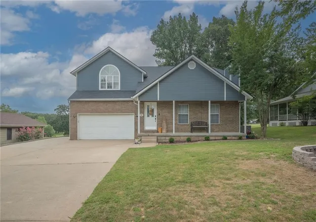 Photo 4 of Single family home for sale at 212 Lakeview Ln, Carl Junction, MO 64834 | MLS# 2632353 | Listing updated on 2026-10-07