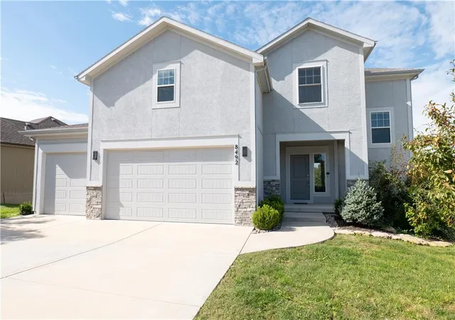 Photo 2 of Single family home for sale at 8492 Valley Spring Dr, De Soto, KS 66018 | MLS# 2632354 | Listing updated on 2026-10-13