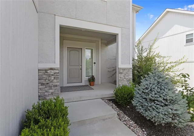 3rd image of 8492 Valley Spring Dr, De Soto, KS 66018 | MLS# 2632354