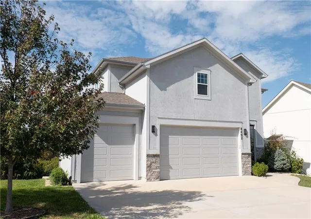 Photo 3 of Single family home for sale at 8492 Valley Spring Dr, De Soto, KS 66018 | MLS# 2632354 | Listing updated on 2026-10-13