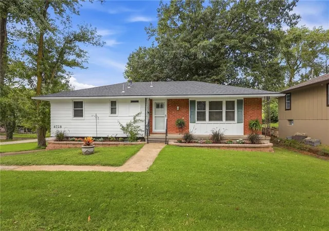 Photo 2 of Single family home for sale at 6728 Manchester Ave, Kansas City, MO 64133 | MLS# 2632356 | Listing updated on 2026-10-06