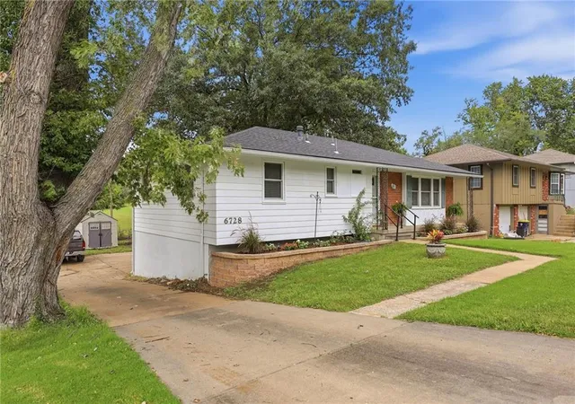 Photo 3 of Single family home for sale at 6728 Manchester Ave, Kansas City, MO 64133 | MLS# 2632356 | Listing updated on 2026-10-06