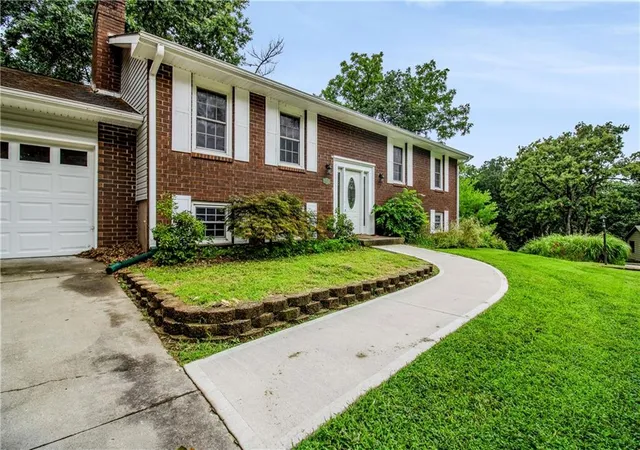 Photo 3 of Single family home for sale at 15 Circle Dr, Warrensburg, MO 64093 | MLS# 2632369 | Listing updated on 2026-07-25