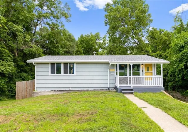 Photo 3 of Sale Pending at 708 W Nickell Ave, Independence, MO 64050 | MLS# 2632371 | Listing updated on 2026-08-17