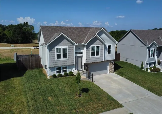 Photo 1 of Single family home for sale at 1000 Nw 4th Street, Oak Grove, MO 64075 | MLS# 2632389 | Listing updated on 2026-10-01