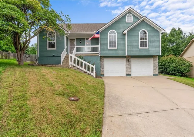 2nd image of 1218 Windcrest Ct, Grain Valley, MO 64029 | MLS# 2632415