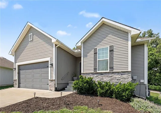 Photo 2 of Sale Pending at 2412 Nw Peekaboo Ct, Blue Springs, MO 64015 | MLS# 2632418 | Listing updated on 2026-08-12