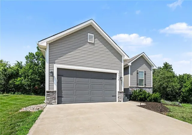 Photo 3 of Sale Pending at 2412 Nw Peekaboo Ct, Blue Springs, MO 64015 | MLS# 2632418 | Listing updated on 2026-08-12
