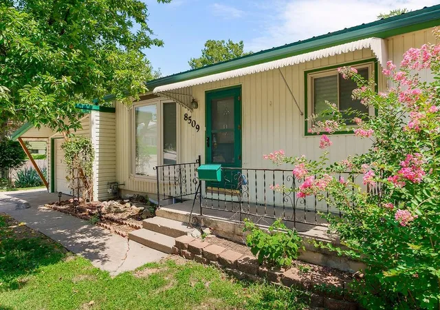 Photo 2 of Single family home for sale at 8509 Wornall Rd, Kansas City, MO 64114 | MLS# 2632427 | Listing updated on 2026-08-20