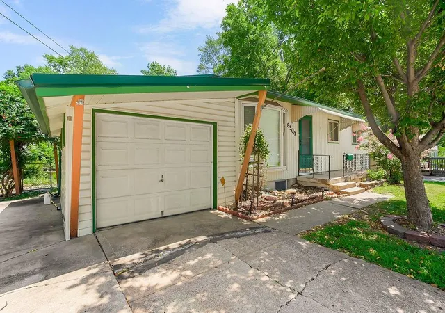 Photo 3 of Single family home for sale at 8509 Wornall Rd, Kansas City, MO 64114 | MLS# 2632427 | Listing updated on 2026-08-20