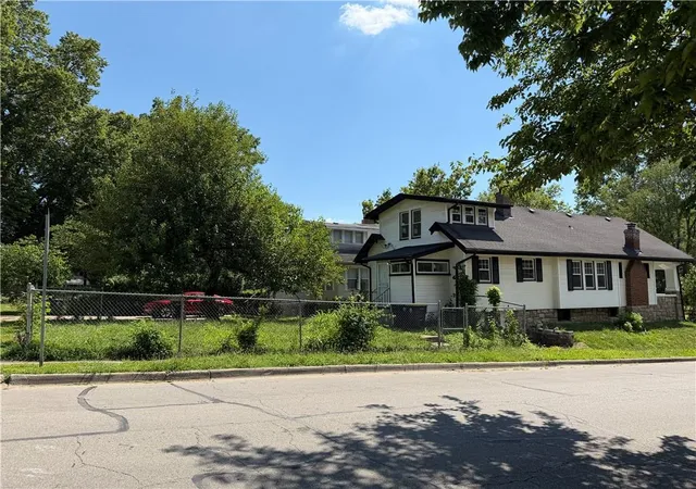 Photo 3 of Single family home for sale at 5001 Paseo Blvd, Kansas City, MO 64110 | MLS# 2632445 | Listing updated on 2026-09-01